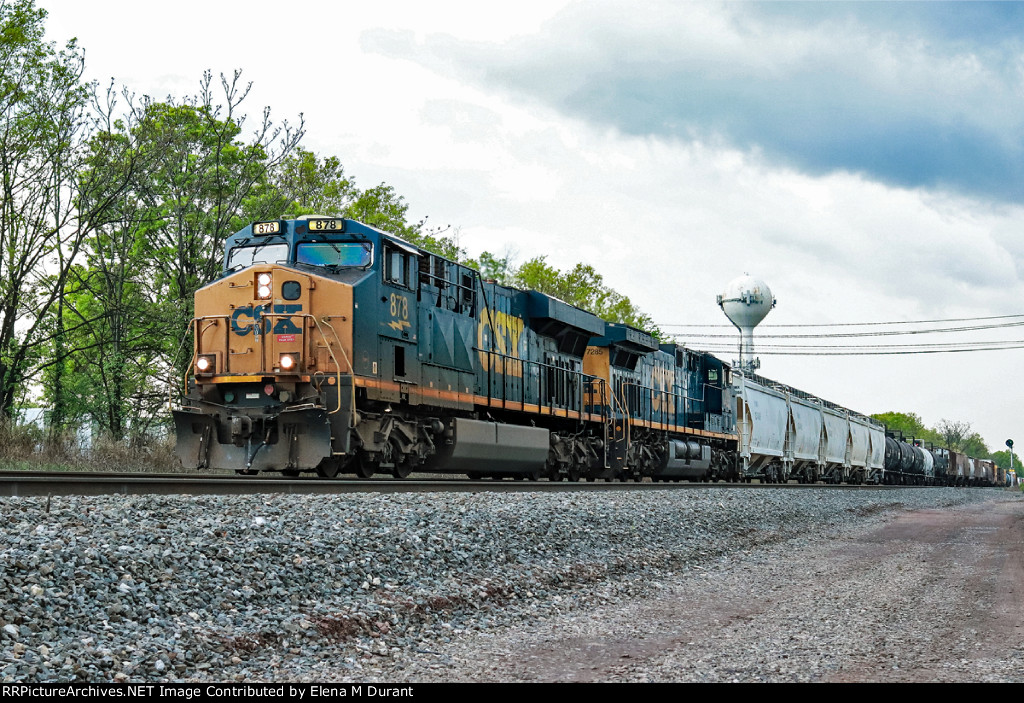 CSX 878 on M-410